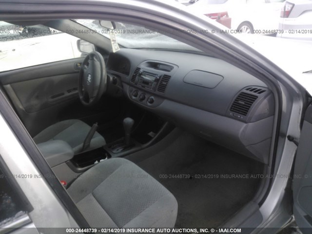4T1BE32K94U322236 - 2004 TOYOTA CAMRY LE/XLE/SE SILVER photo 5