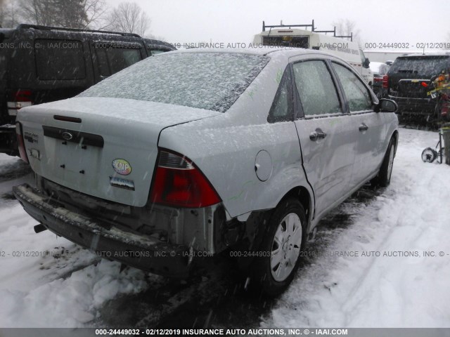 1FAFP34NX7W252428 - 2007 FORD FOCUS ZX4/S/SE/SES SILVER photo 4