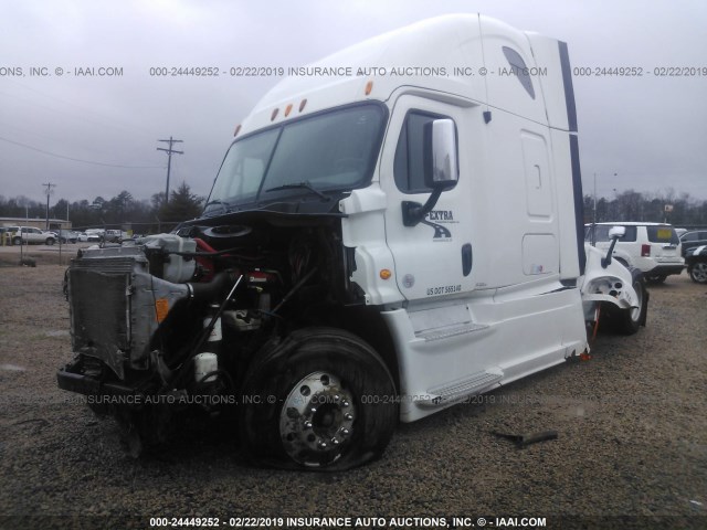 1FUJGLBG1DSFB0001 - 2013 FREIGHTLINER CASCADIA 125  WHITE photo 2