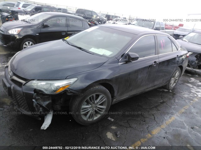 4T1BF1FK4FU887766 - 2015 TOYOTA CAMRY LE/XLE/SE/XSE BLACK photo 2
