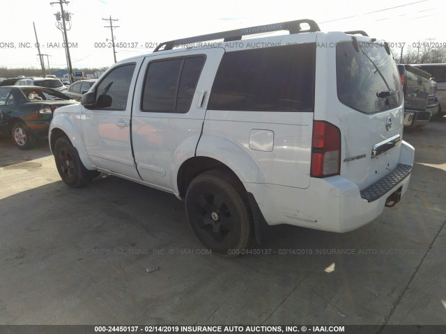 5N1AR18U65C781163 - 2005 NISSAN PATHFINDER LE/SE/XE WHITE photo 3