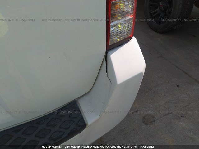 5N1AR18U65C781163 - 2005 NISSAN PATHFINDER LE/SE/XE WHITE photo 6