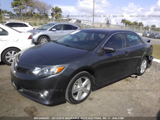 4T1BF1FK2CU591205 - 2012 TOYOTA CAMRY SE/LE/XLE 灰色 照片 2