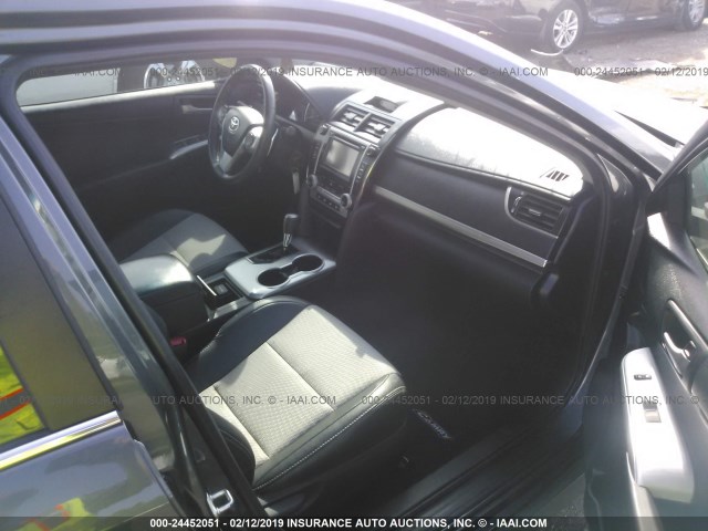4T1BF1FK2CU591205 - 2012 TOYOTA CAMRY SE/LE/XLE 灰色 照片 5