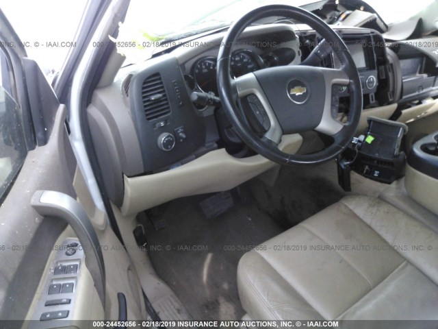 3GCPKSE22DG381009 - 2013 CHEVROLET SILVERADO K1500 LT WHITE photo 5