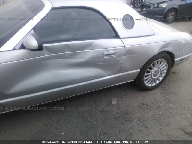 1FAHP60A94Y112397 - 2004 FORD THUNDERBIRD  SILVER photo 6