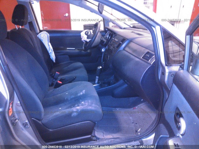 3N1BC13EX9L477793 - 2009 NISSAN VERSA S/SL GRAY photo 5