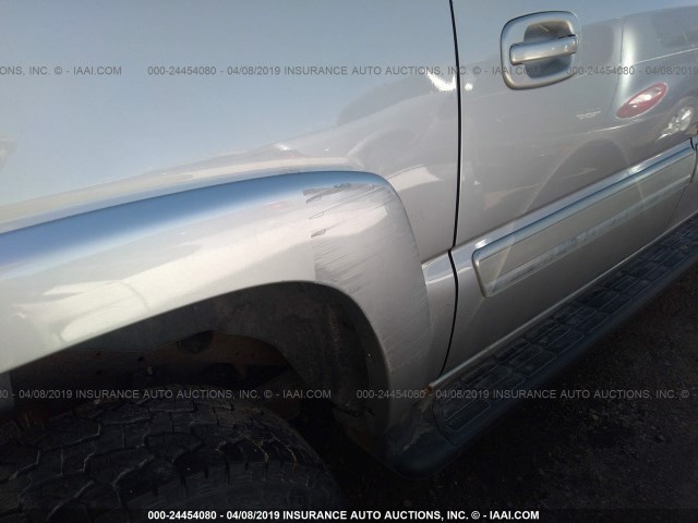 3GNGK26U85G218809 - 2005 CHEVROLET SUBURBAN K2500 SILVER photo 6