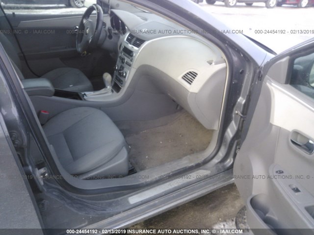 1G1ZH57B39F231675 - 2009 CHEVROLET MALIBU 1LT ნაცრისფერი ფოტო 5