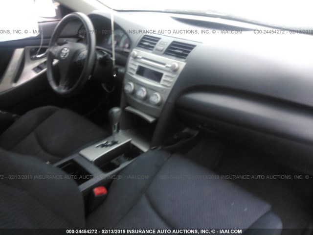 4T1BF3EK9BU215869 - 2011 TOYOTA CAMRY SE/LE/XLE GRAY photo 5