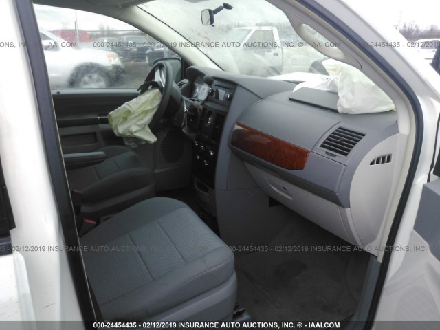 2A8HR44H28R743902 - 2008 CHRYSLER TOWN & COUNTRY LX WHITE photo 5