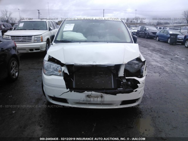 2A8HR44H28R743902 - 2008 CHRYSLER TOWN & COUNTRY LX WHITE photo 6