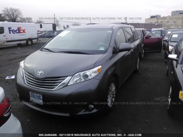 5TDYK3DC8CS193504 - 2012 TOYOTA SIENNA XLE/LIMITED GRAY photo 2