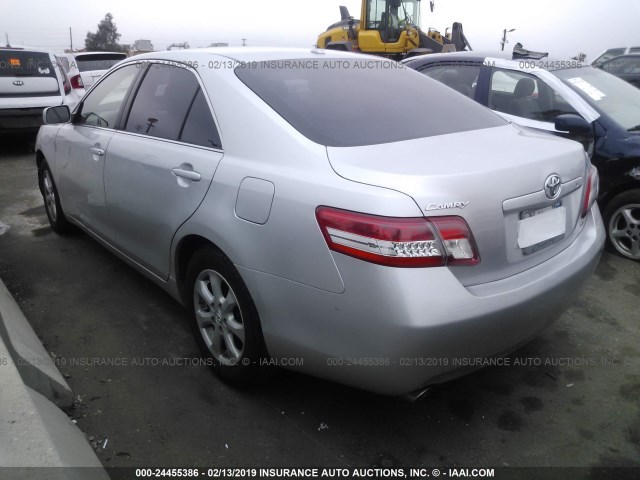 JTNBK3EK3B3050788 - 2011 TOYOTA CAMRY SE/LE/XLE 银色 照片 3