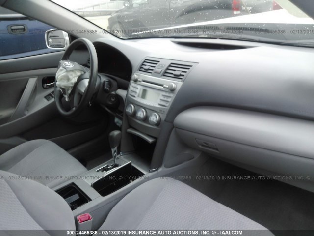 JTNBK3EK3B3050788 - 2011 TOYOTA CAMRY SE/LE/XLE 银色 照片 5