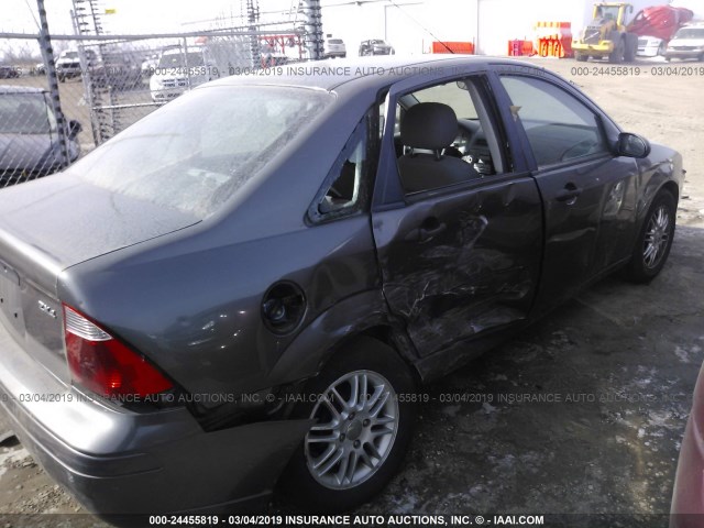 1FAHP34N76W108665 - 2006 FORD FOCUS ZX4 GRAY photo 4