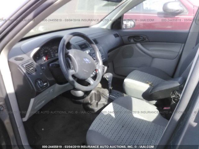 1FAHP34N76W108665 - 2006 FORD FOCUS ZX4 GRAY photo 5