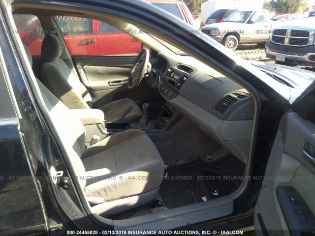 JTDBE32K553014220 - 2005 TOYOTA CAMRY LE/XLE/SE BLACK photo 5