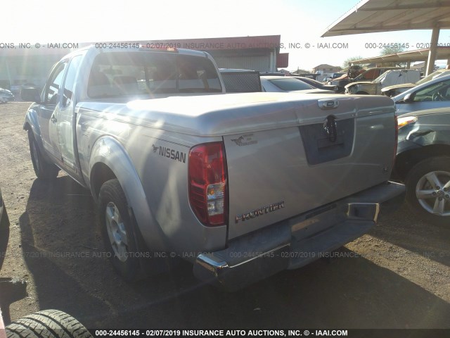 1N6AD06U06C430831 - 2006 NISSAN FRONTIER KING CAB LE/SE/OFF ROAD SILVER photo 3