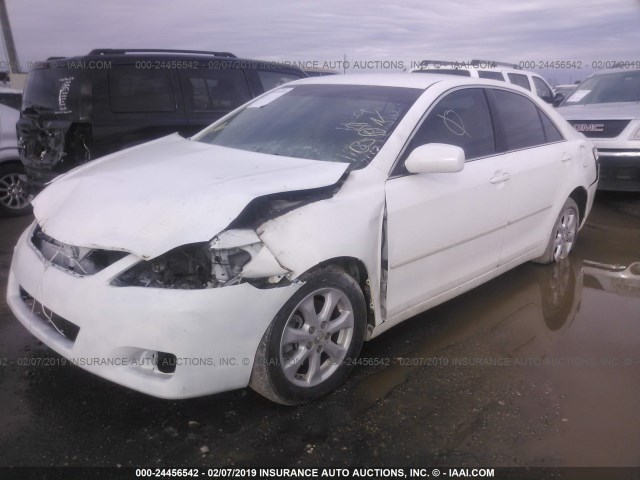 4T4BF3EKXBR178532 - 2011 TOYOTA CAMRY SE/LE/XLE WHITE photo 2