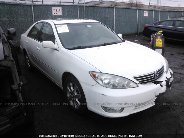 4T1BF30K45U084619 - 2005 TOYOTA CAMRY LE/XLE/SE WHITE photo 1