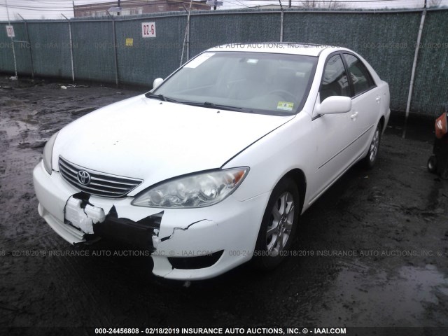 4T1BF30K45U084619 - 2005 TOYOTA CAMRY LE/XLE/SE WHITE photo 2