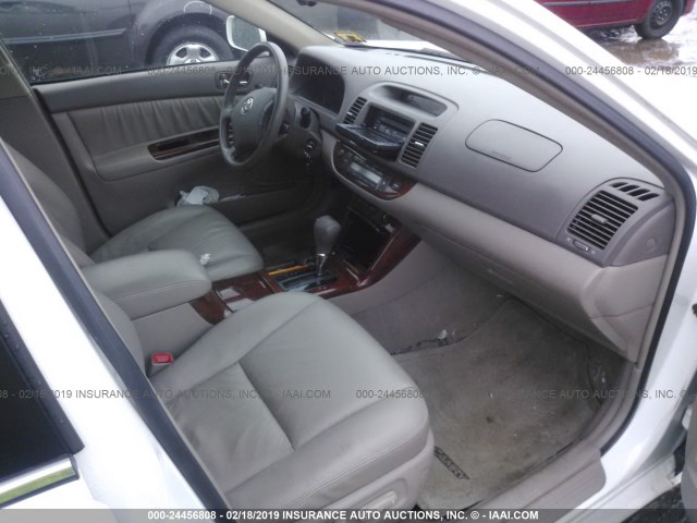 4T1BF30K45U084619 - 2005 TOYOTA CAMRY LE/XLE/SE WHITE photo 5