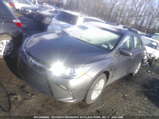 4T1BF1FK3FU935810 - 2015 TOYOTA CAMRY LE/XLE/SE/XSE 灰色 照片 2