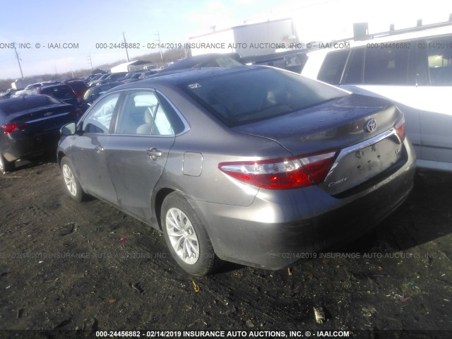 4T1BF1FK3FU935810 - 2015 TOYOTA CAMRY LE/XLE/SE/XSE 灰色 照片 3