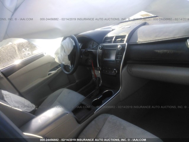 4T1BF1FK3FU935810 - 2015 TOYOTA CAMRY LE/XLE/SE/XSE 灰色 照片 5