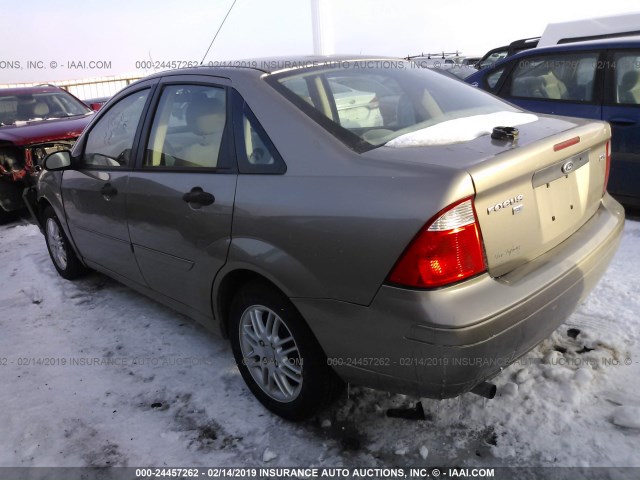 1FAFP34N05W238325 - 2005 FORD FOCUS ZX4 GOLD photo 3