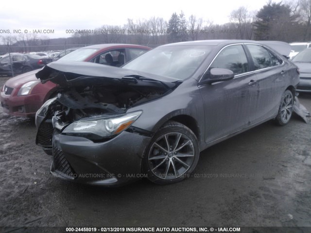 4T1BF1FK2GU528207 - 2016 TOYOTA CAMRY LE/XLE/SE/XSE GRAY photo 2