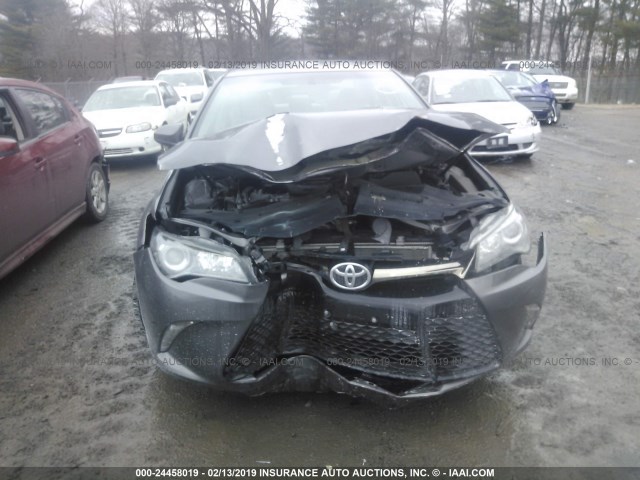 4T1BF1FK2GU528207 - 2016 TOYOTA CAMRY LE/XLE/SE/XSE GRAY photo 6