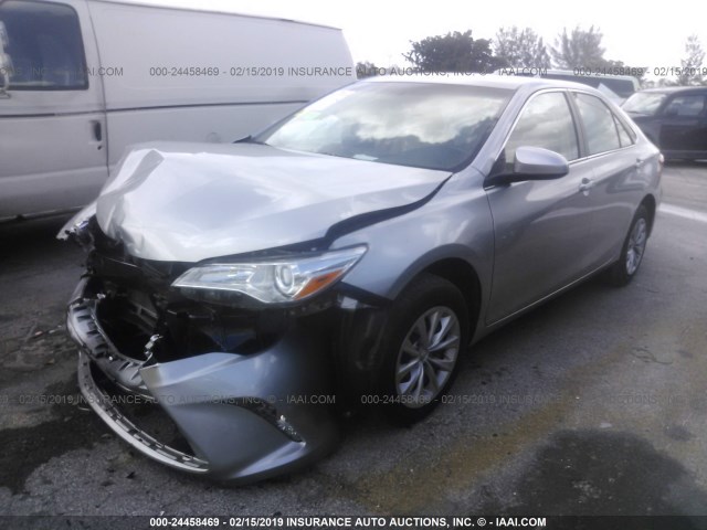 4T4BF1FK0GR570347 - 2016 TOYOTA CAMRY LE/XLE/SE/XSE SILVER photo 2
