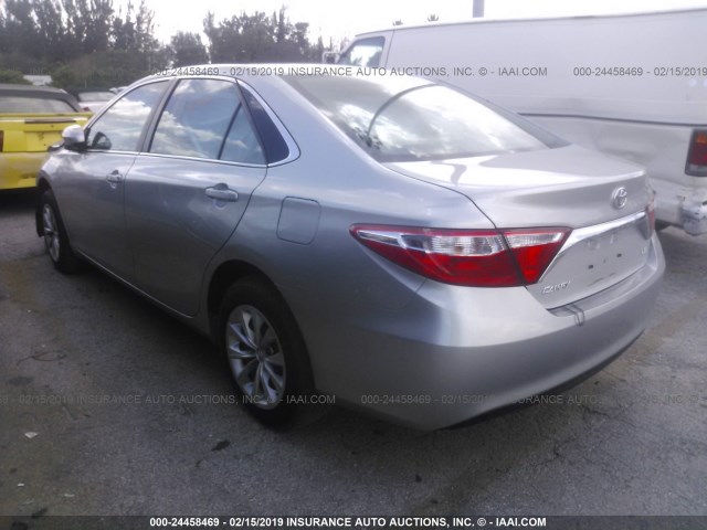 4T4BF1FK0GR570347 - 2016 TOYOTA CAMRY LE/XLE/SE/XSE SILVER photo 3