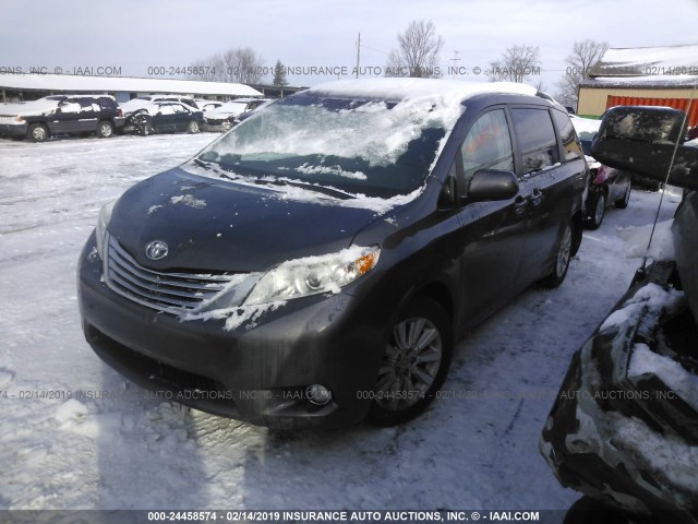 5TDDK3DC8CS044184 - 2012 TOYOTA SIENNA XLE/LIMITED GRAY photo 2