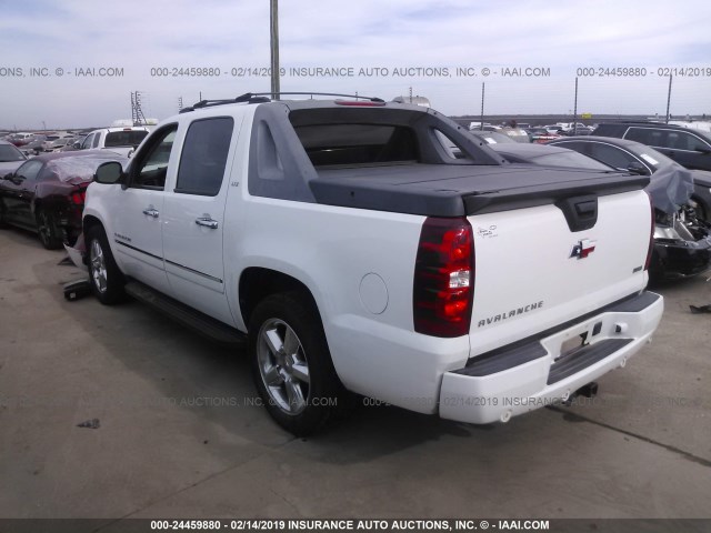 3GNMCGE06BG115458 - 2011 CHEVROLET AVALANCHE LTZ WHITE photo 3