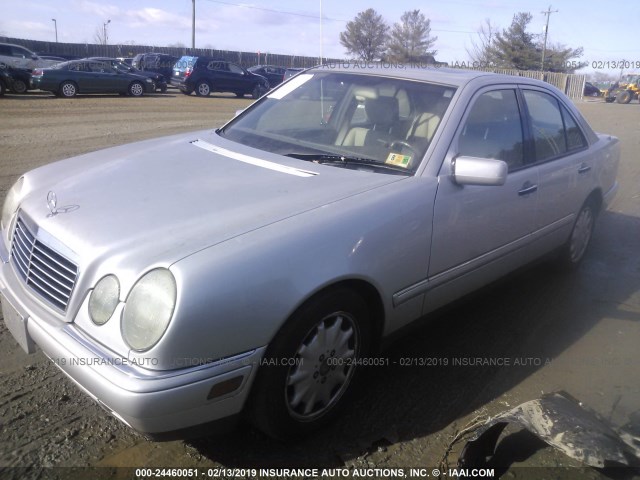 WDBJF55F0TJ018833 - 1996 MERCEDES-BENZ E 320 SILVER photo 2