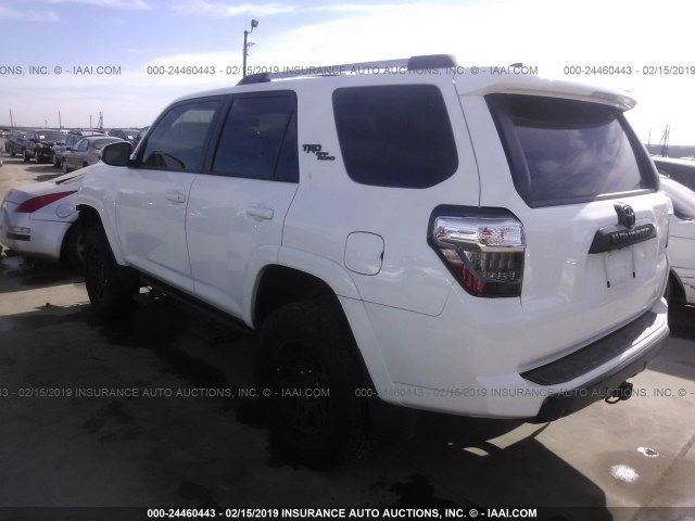 JTEBU5JR9J5505543 - 2018 TOYOTA 4RUNNER SR5 PREM/LTDL/TRAIL/TRD WHITE photo 3