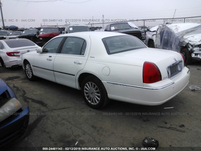 1LNHM82W73Y649478 - 2003 LINCOLN TOWN CAR SIGNATURE WHITE photo 3