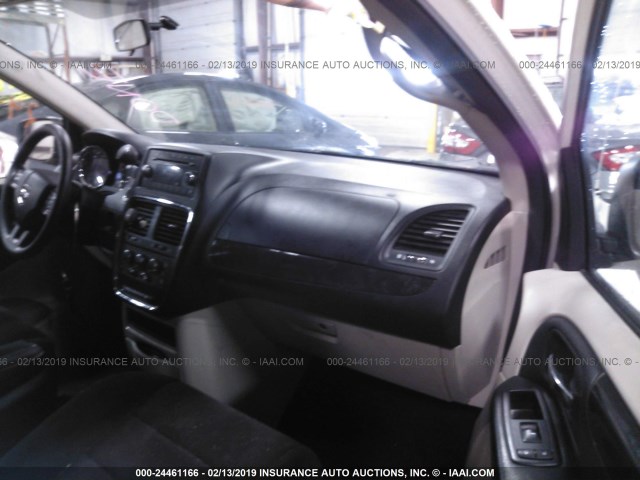 2C4RDGCG2DR687510 - 2013 DODGE GRAND CARAVAN SXT WHITE photo 5