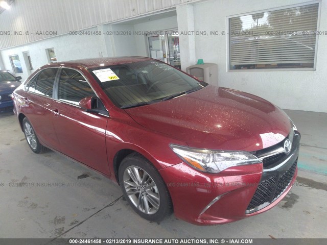 4T1BF1FK4HU798301 - 2017 TOYOTA CAMRY LE/XLE/SE/XSE წითელი ფოტო 1