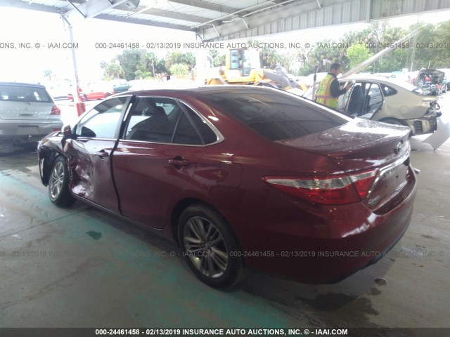 4T1BF1FK4HU798301 - 2017 TOYOTA CAMRY LE/XLE/SE/XSE წითელი ფოტო 3