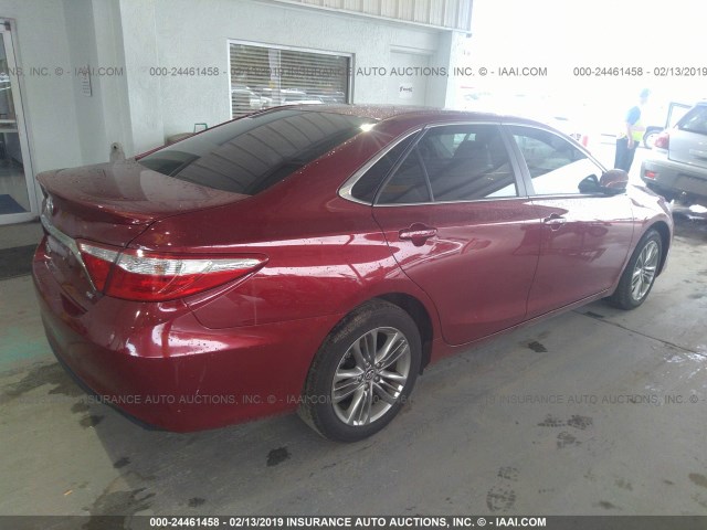 4T1BF1FK4HU798301 - 2017 TOYOTA CAMRY LE/XLE/SE/XSE წითელი ფოტო 4