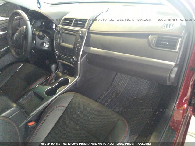 4T1BF1FK4HU798301 - 2017 TOYOTA CAMRY LE/XLE/SE/XSE წითელი ფოტო 5