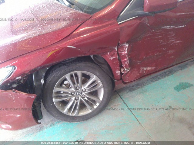 4T1BF1FK4HU798301 - 2017 TOYOTA CAMRY LE/XLE/SE/XSE წითელი ფოტო 6