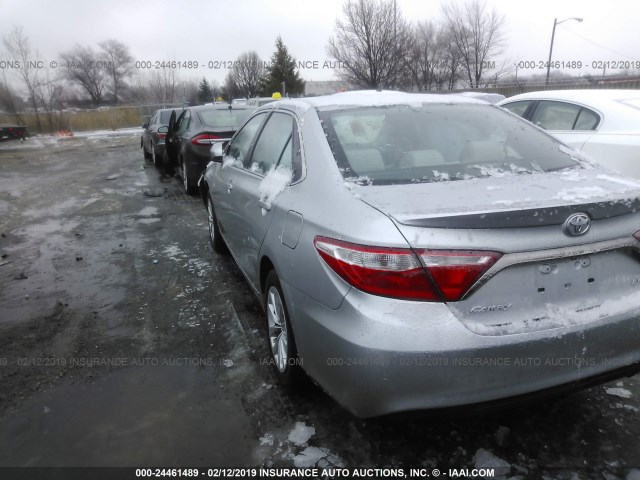 4T4BF1FK4GR578418 - 2016 TOYOTA CAMRY LE/XLE/SE/XSE 银色 照片 3
