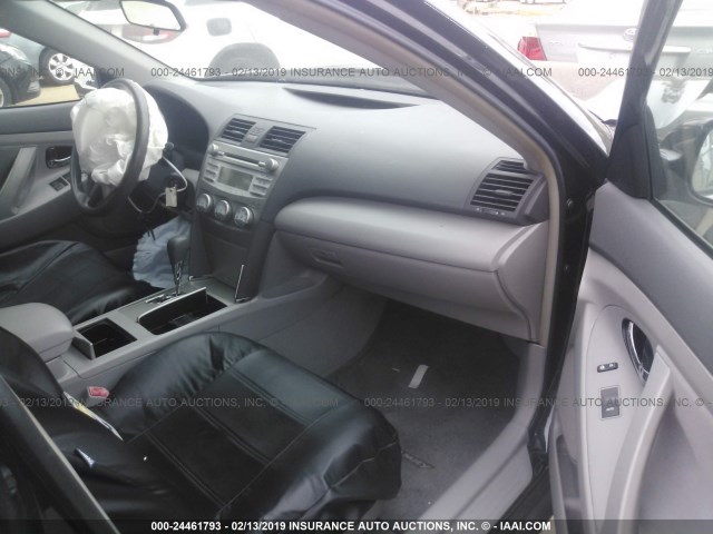 4T4BF3EK3BR096321 - 2011 TOYOTA CAMRY SE/LE/XLE 黑色 照片 5