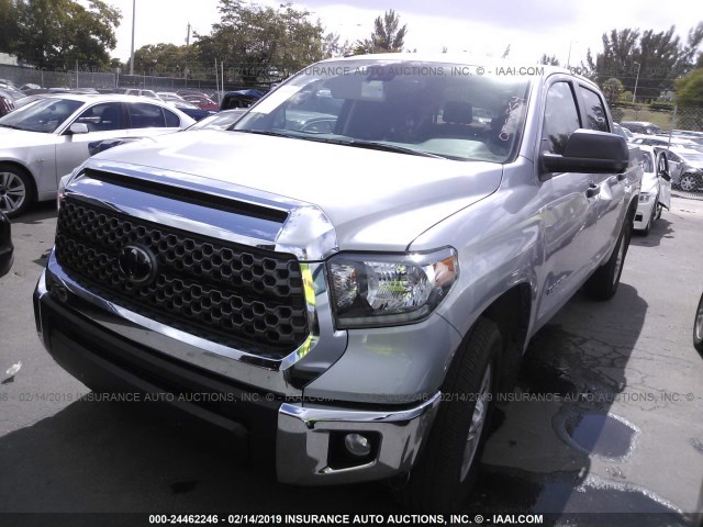 5TFDM5F15JX075854 - 2018 TOYOTA TUNDRA CREWMAX SR5 SILVER photo 2