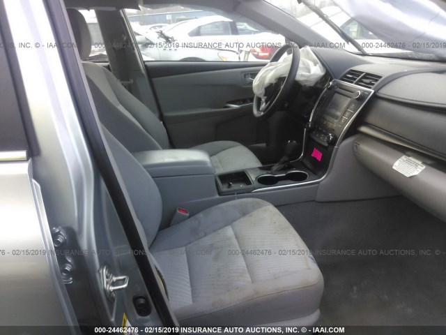 4T4BF1FK6GR583278 - 2016 TOYOTA CAMRY LE/XLE/SE/XSE SILVER photo 5
